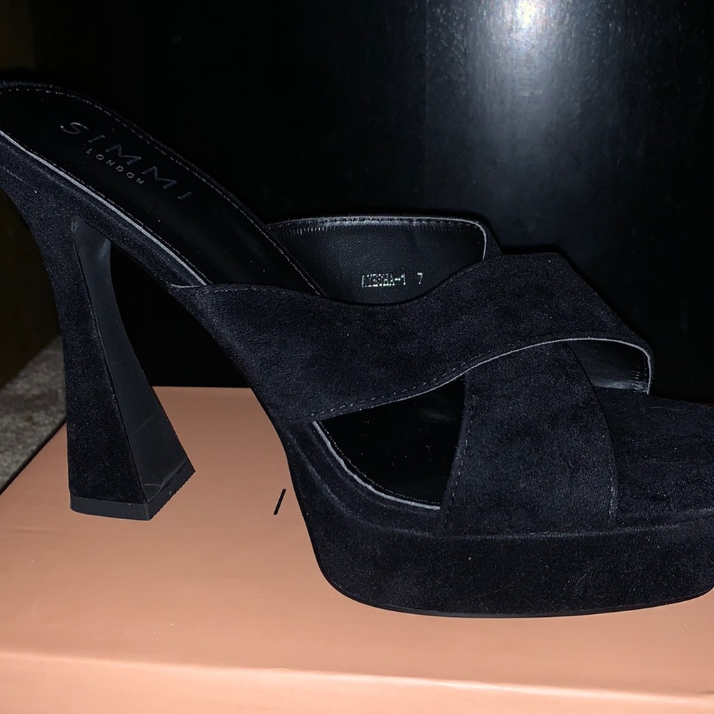 Brand new Simmi heels. Size 9 but fits more like an 8.5.